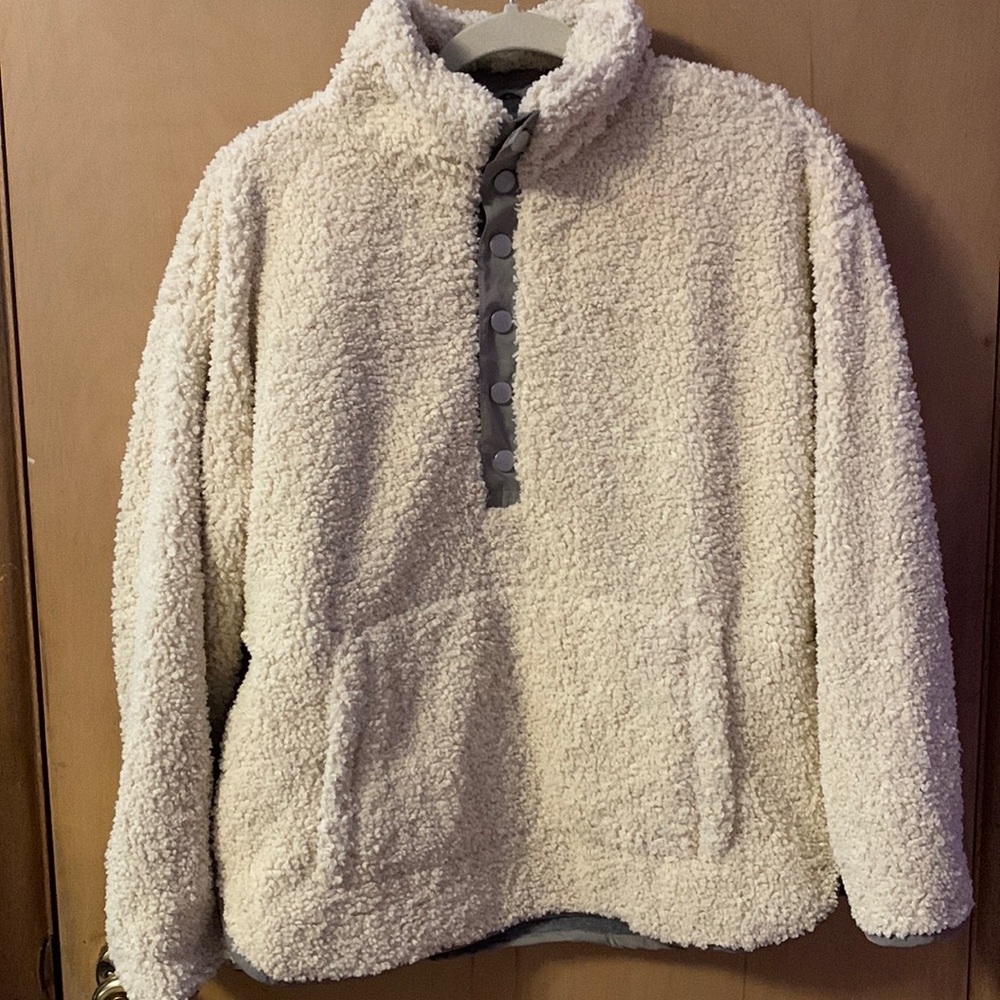 Carbon2cobalt Boundless North cream colored pullover with olive green details.